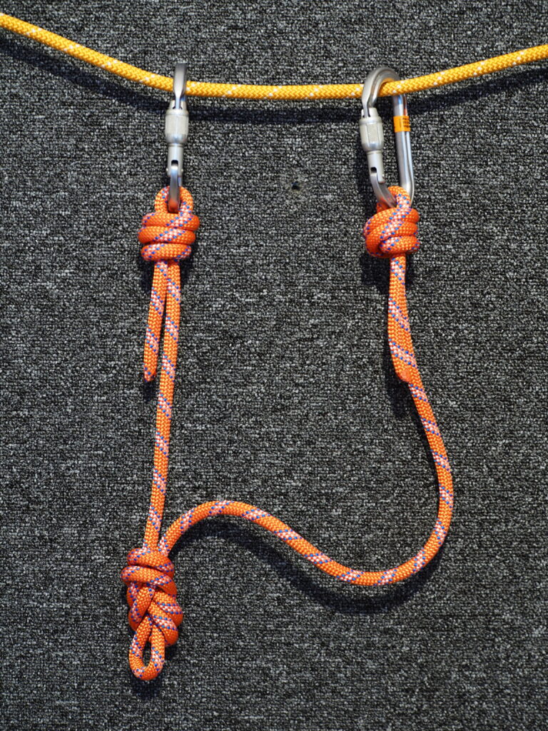 Figure of Eight on the Bight knot used as the central knot for cowstails